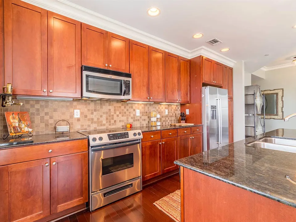 601 Main St #202