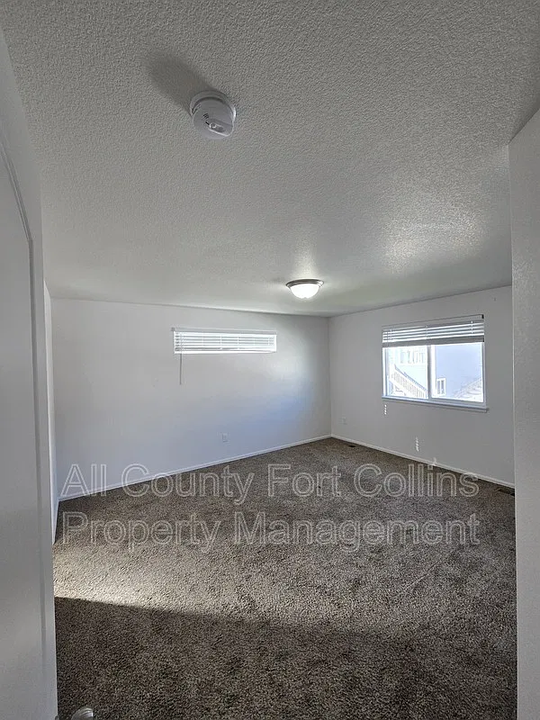 4 bed, 2.5 bath, 2186 sqft, $2,900 — Photo 2