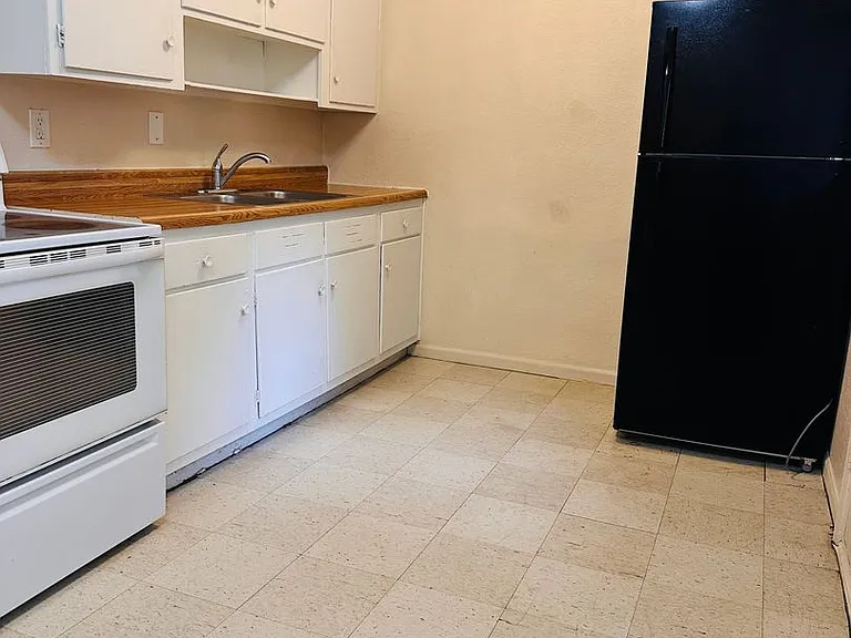 3447 SW Brendan Ave — Photo 1