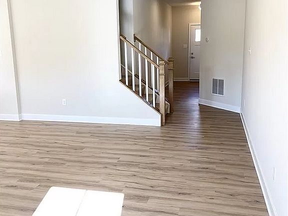 5th image of 224 Stonehurst Dr #1