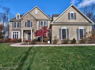 717 Ice House Dr, Mountain Top, PA 18707
