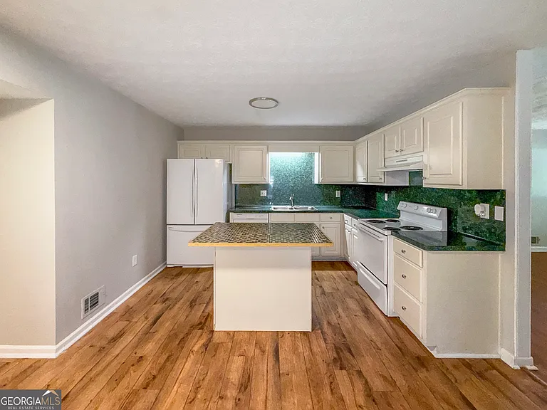 2025 Old Concord Dr SE — Photo 7