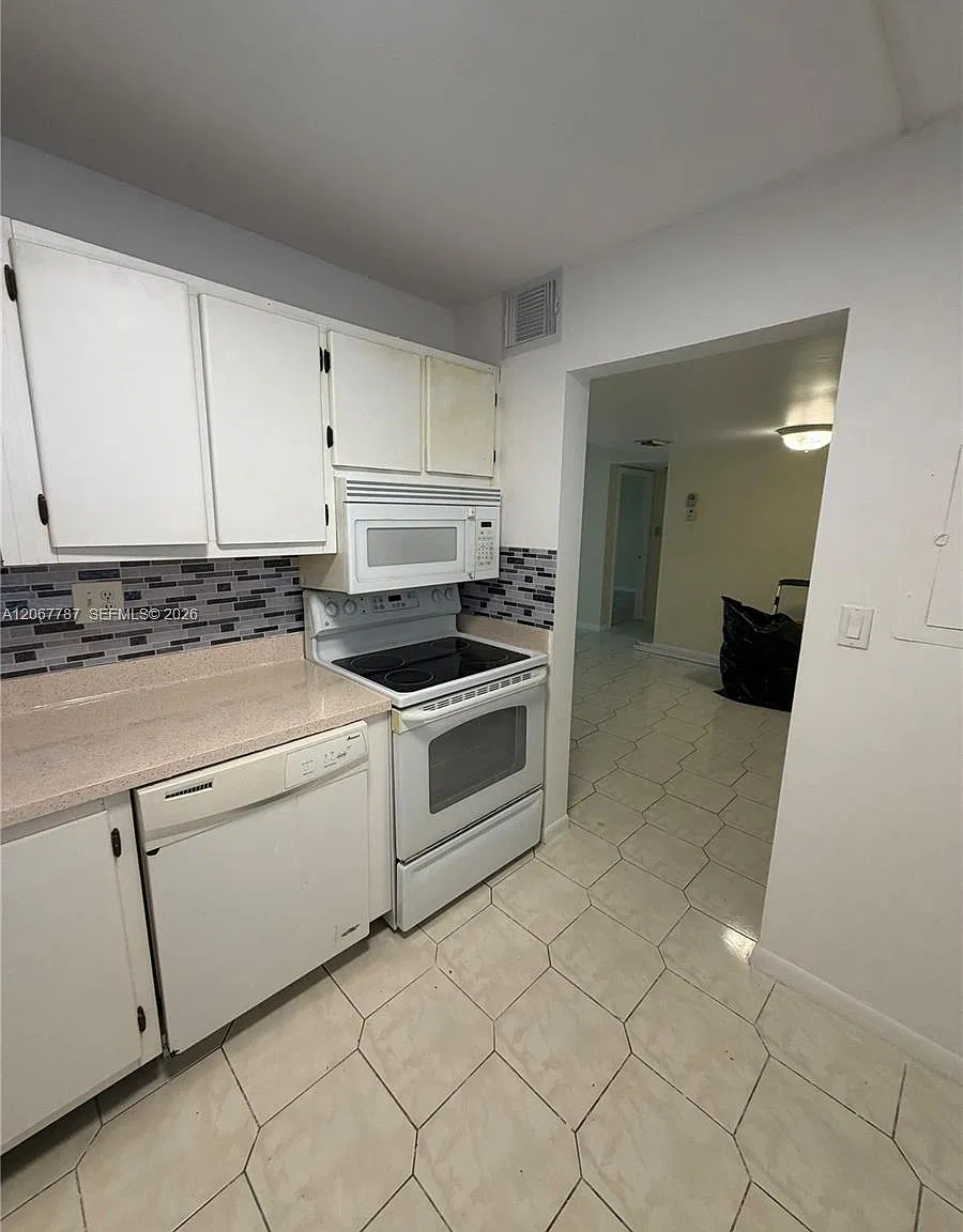 6751 N University Dr — Photo 2