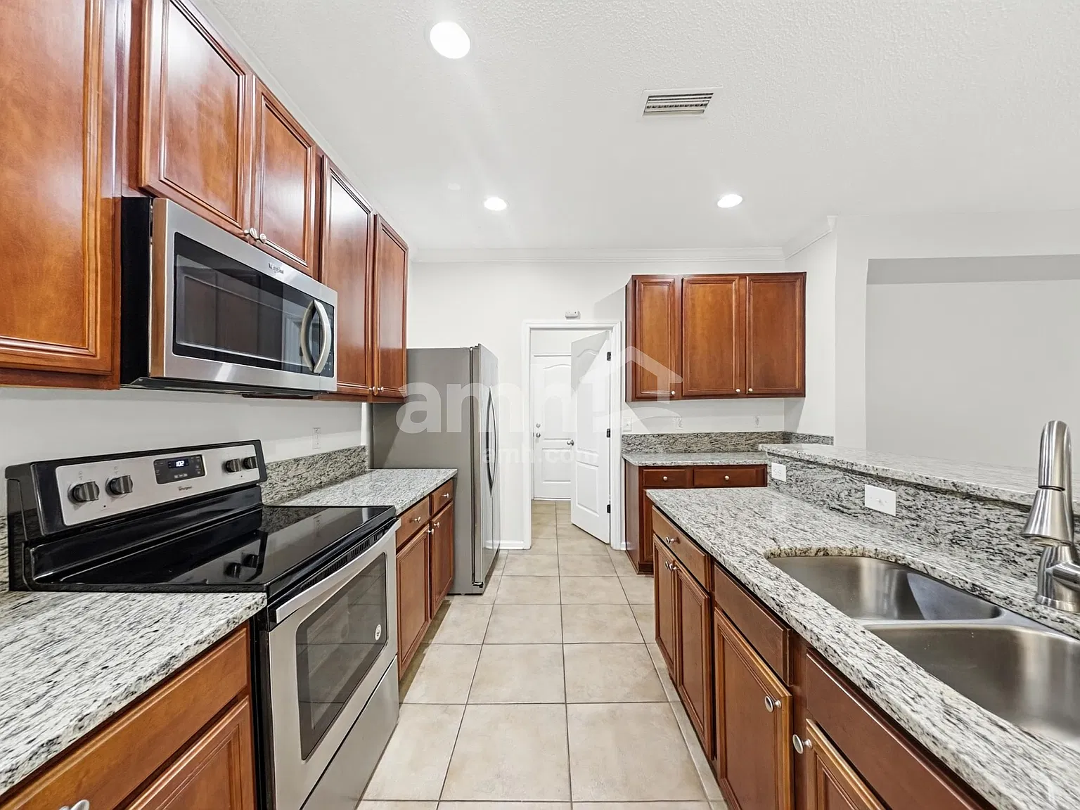 3 bed, 2.0 bath, 1620 sqft, $2,420 — Photo 3
