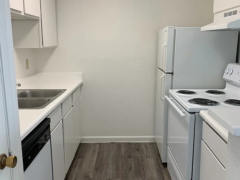 Emerald Cove Apartments — Photo 55