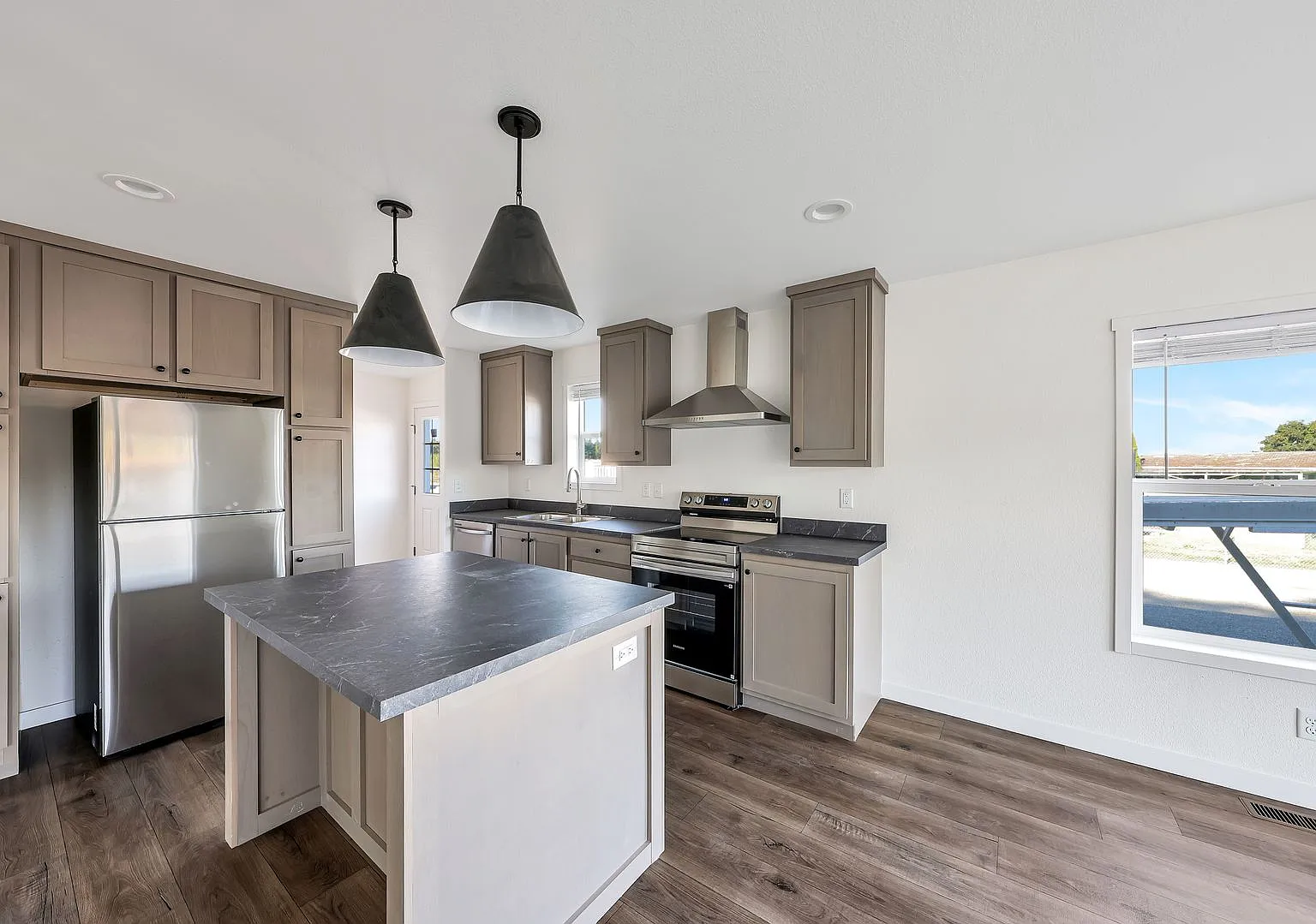 3 Bed 2 Bath - EV Charging - Private Parking - Storage Shed - NAS Whidbey — Photo 2