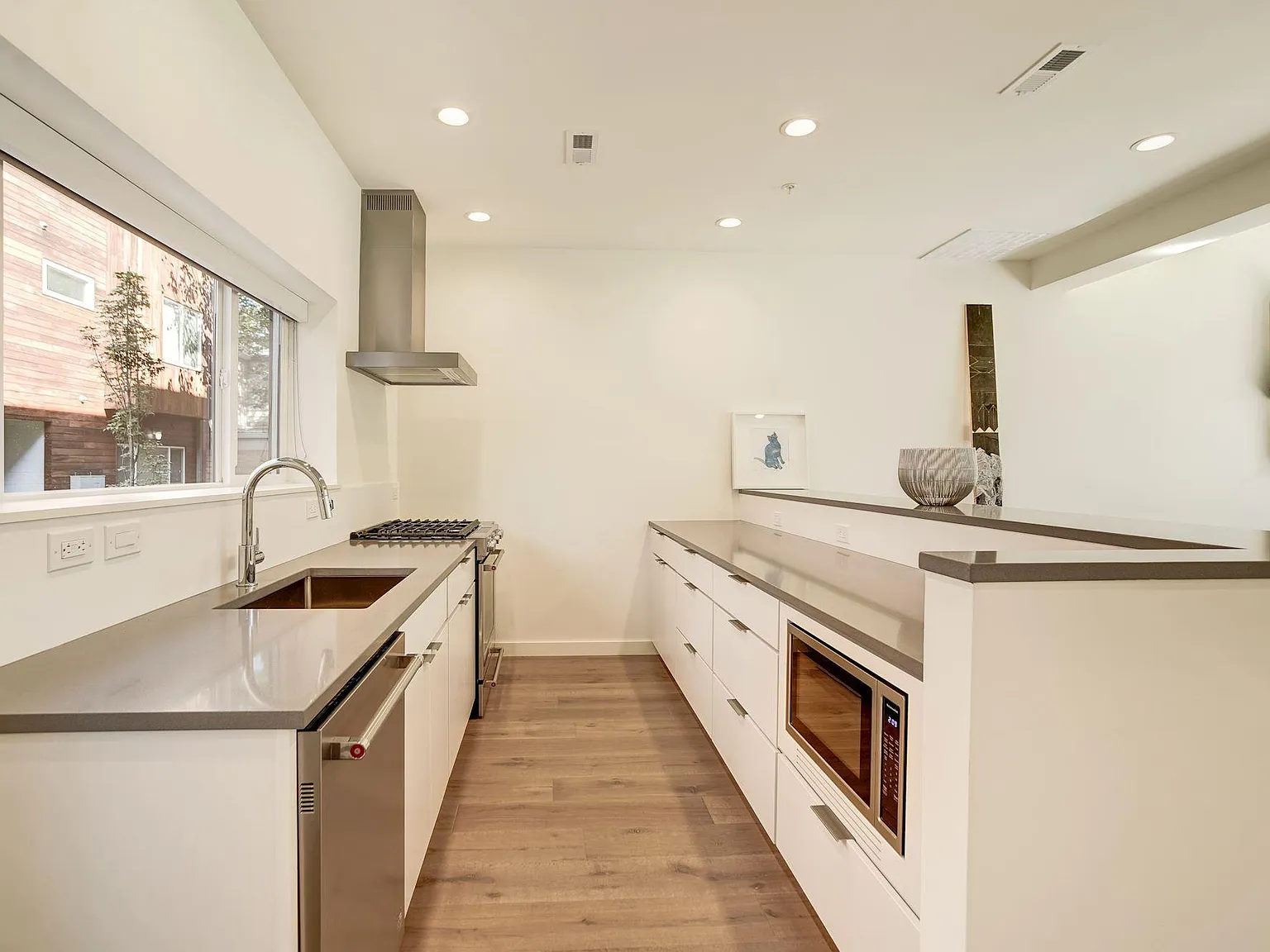 3 bed, 2395 sqft, $5,695 — Photo 2
