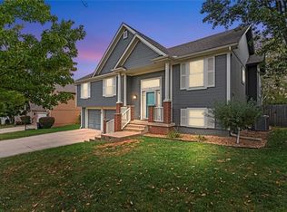 816 NE Ridge Creek Dr, Blue Springs, MO 64014