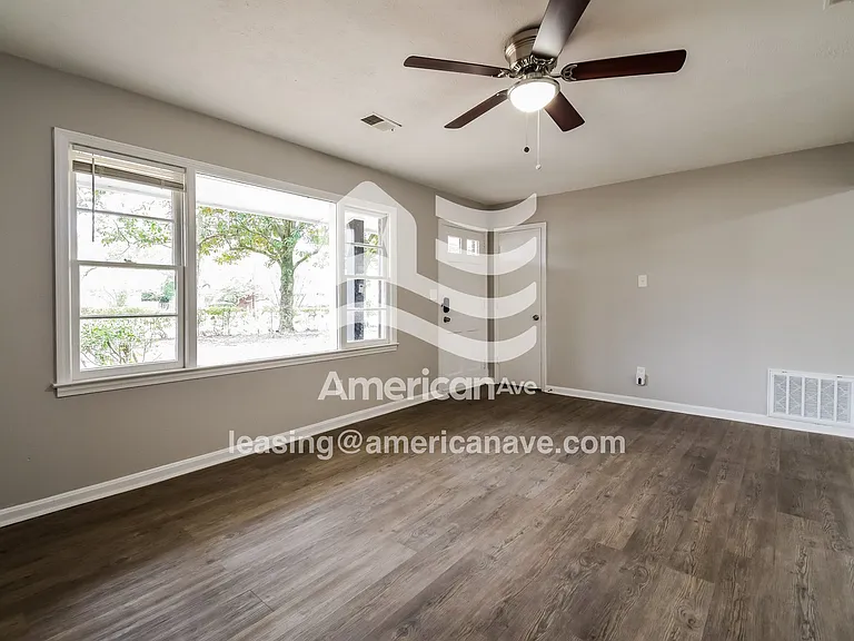 1335879_004_wm_-_living_room_13548132.jpg