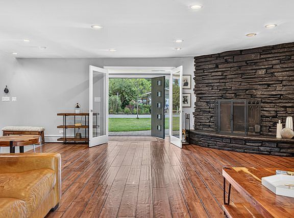 4th image of 2843 S Briarwood Dr E