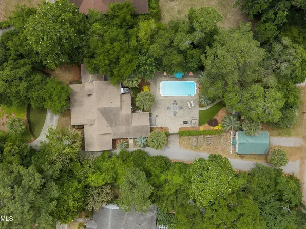 864 Ribaut Rd, Beaufort, SC 29902