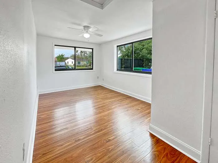 4729 SW 22nd St — Photo 3