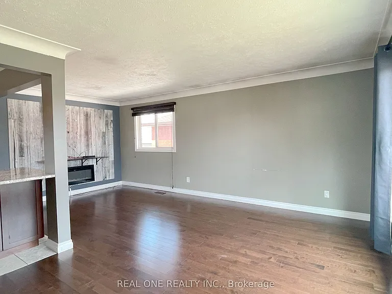 138 Welbourn Dr #UPPER — Photo 10