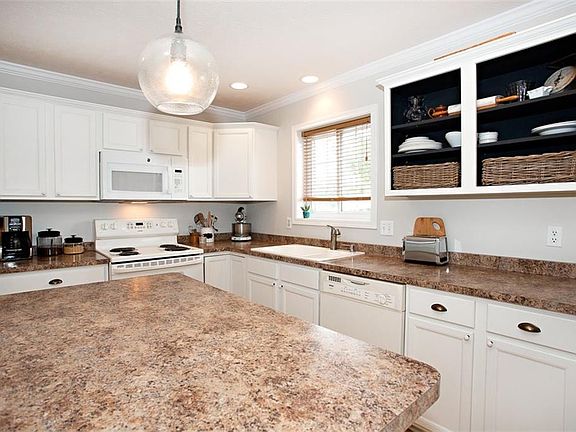 3rd image of 9 Westhampton Ct