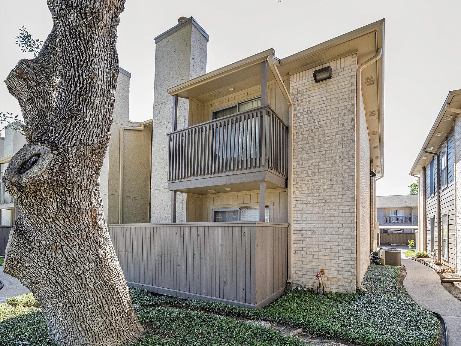 1 bed, 1.5 bath, 876 sqft, $1,350 — Photo 2