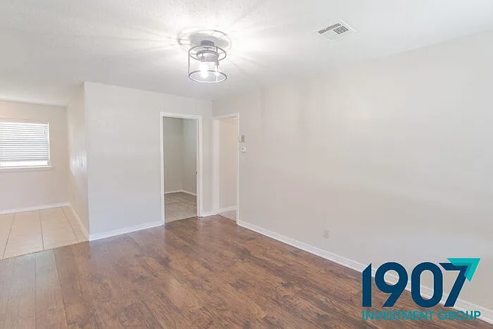 709 NW 16th St — Photo 3