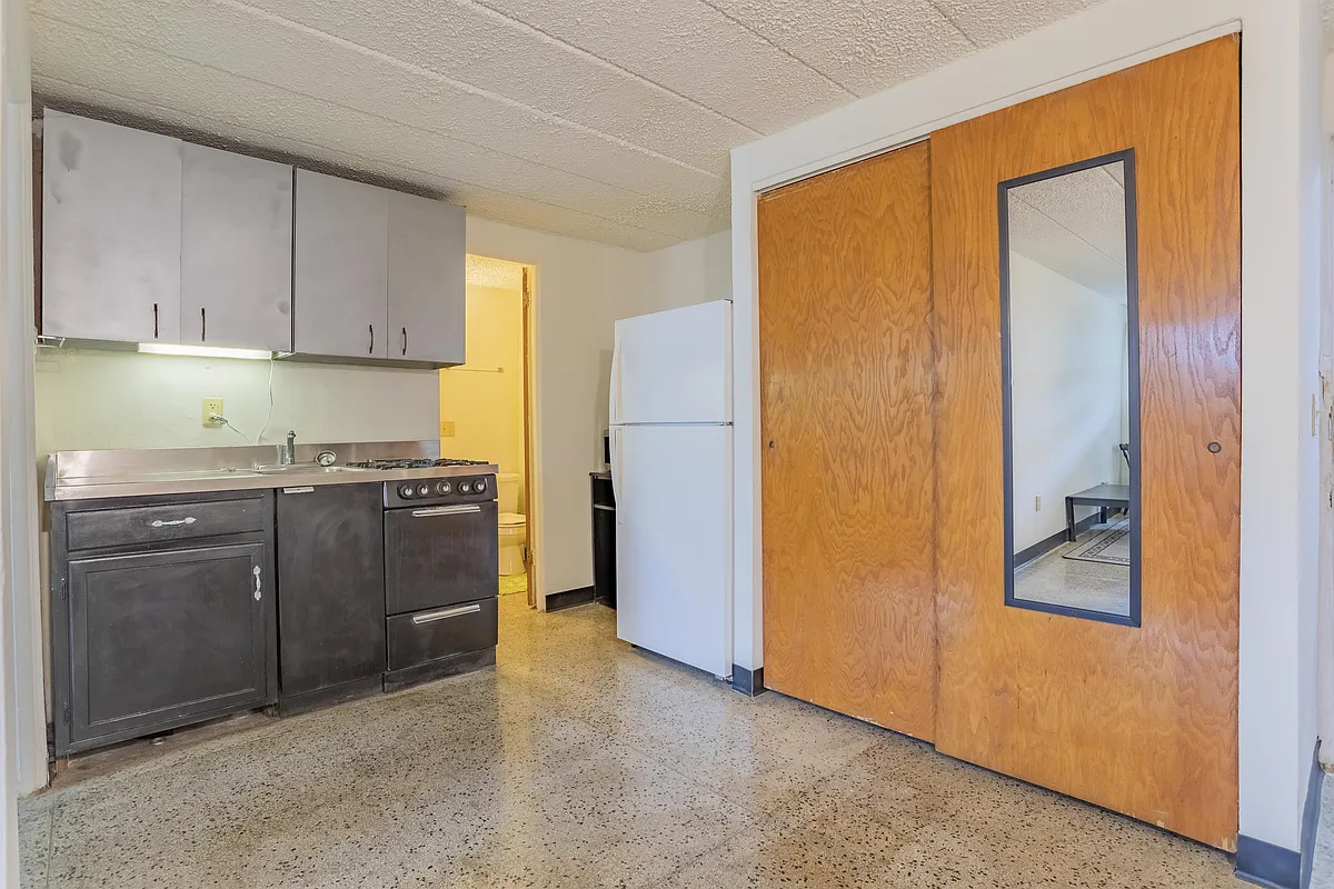 Building Photo - 2441 Holmes St #5