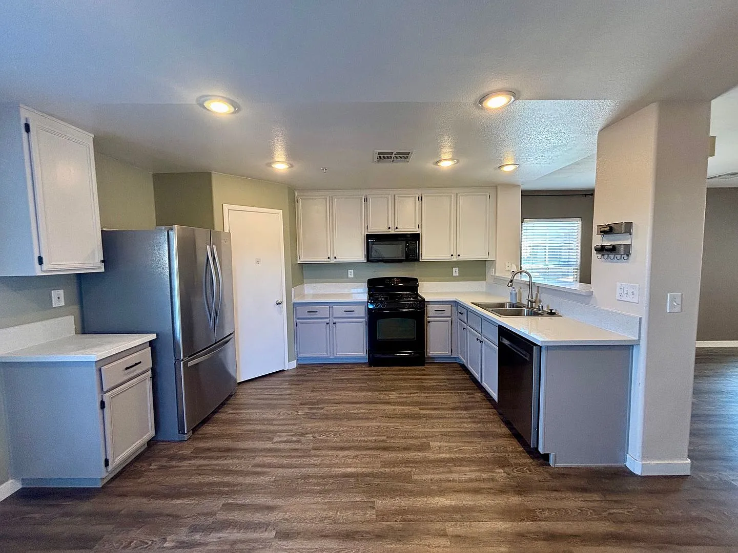 Spacious 3 Bedroom Home in Gated Community! — Photo 2