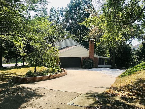 side entry garage w/park pad