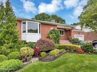 6 Irene Ln S, Plainview, NY 11803