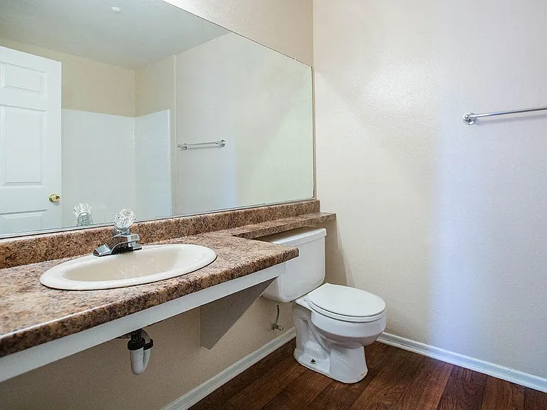 Sunset Pointe Apartments — Photo 23