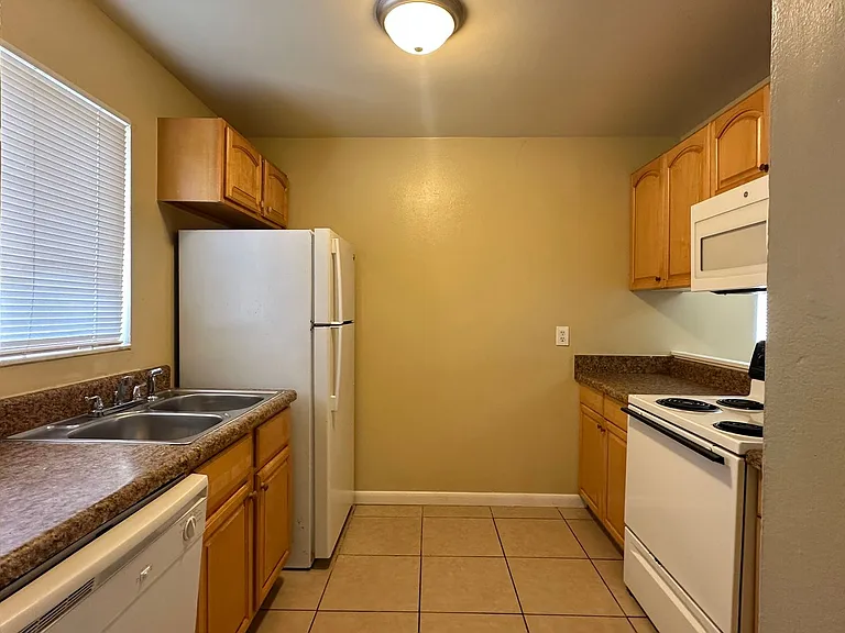 112 Cory Ln — Photo 3