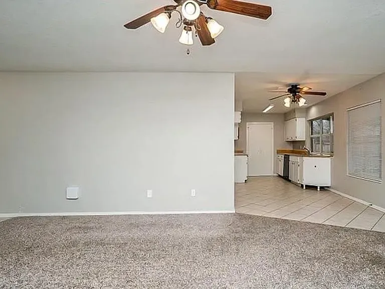423 Southlake Dr — Photo 3