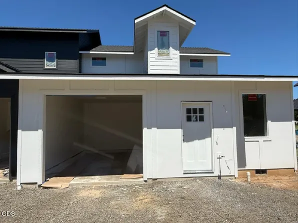 203 Bogey Ln, Eagle Point, OR 97524