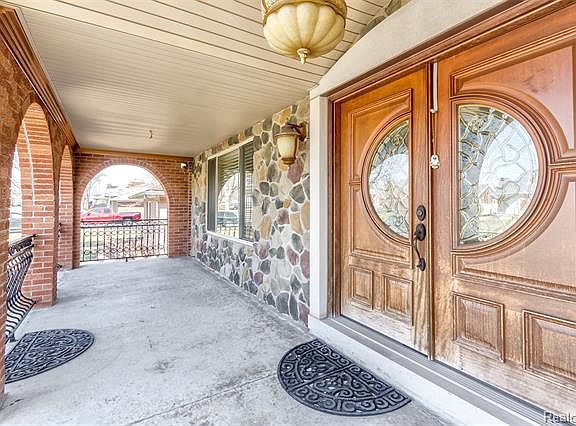 3rd image of 8090 Riverview St