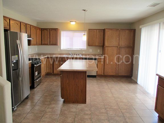 5th image of 8212 Bianca Ct SW