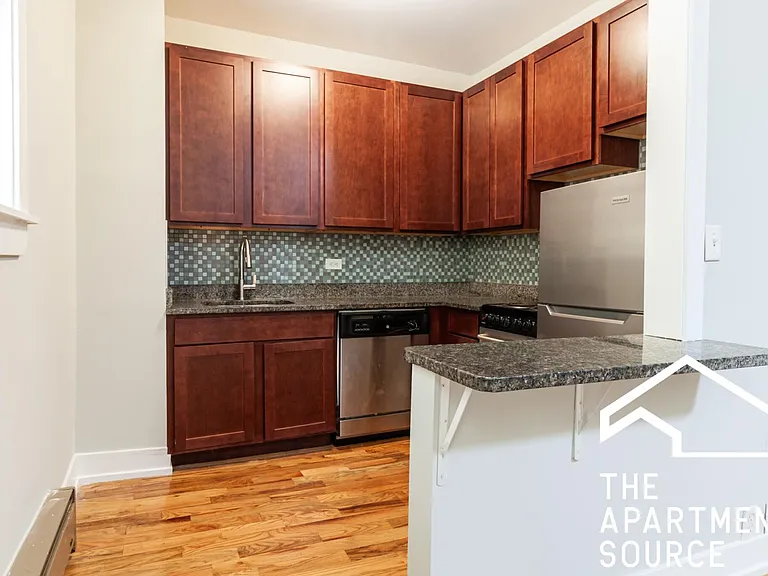 633 W Barry Ave #101 — Photo 2