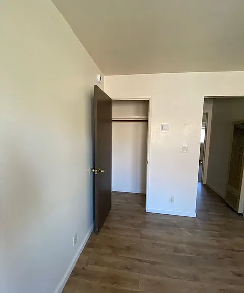 Ellis Park Apartments — Photo 6