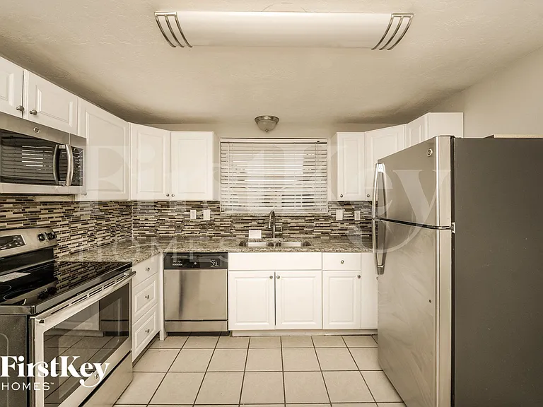 8215 Winthrop Dr — Photo 4