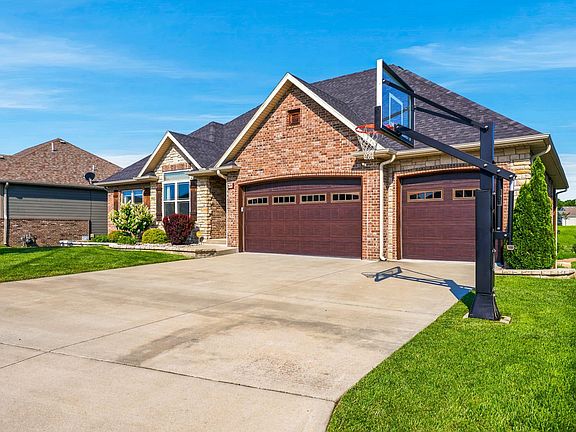 3rd image of 691 N Fox Hill Circle