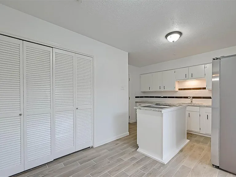 12111 Poulson Dr — Photo 17