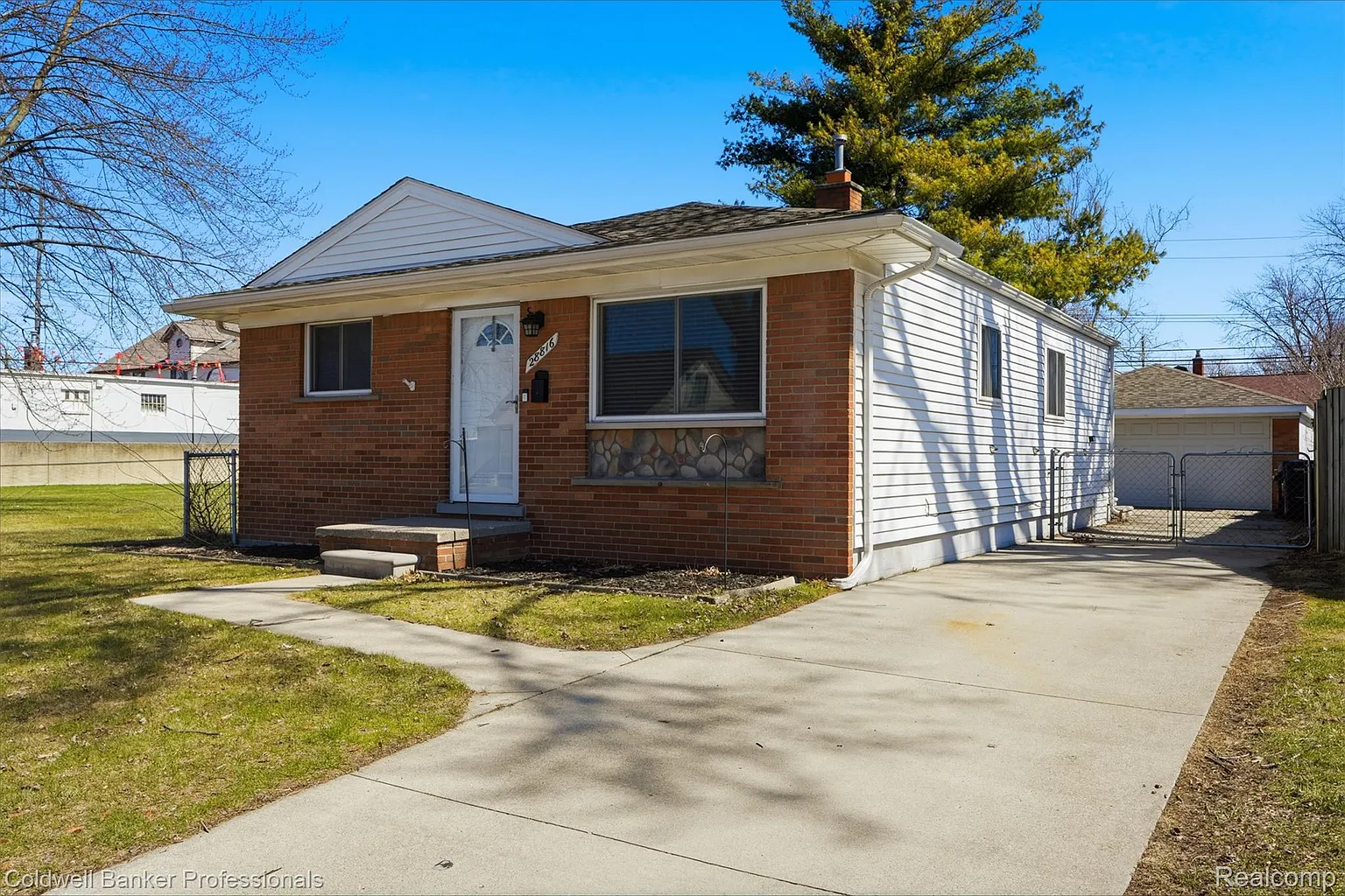 28816 Groveland St photo 1