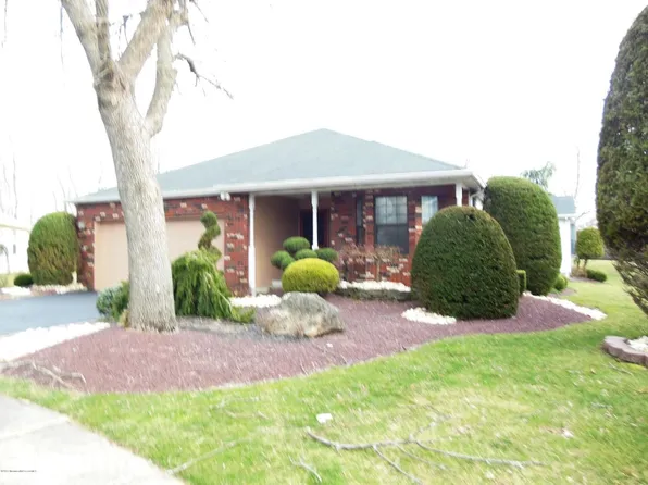 6 Amberly Ct, Marlboro, NJ 07746