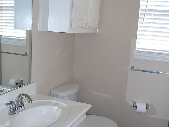 Guest Bathroom with Tub/Shower