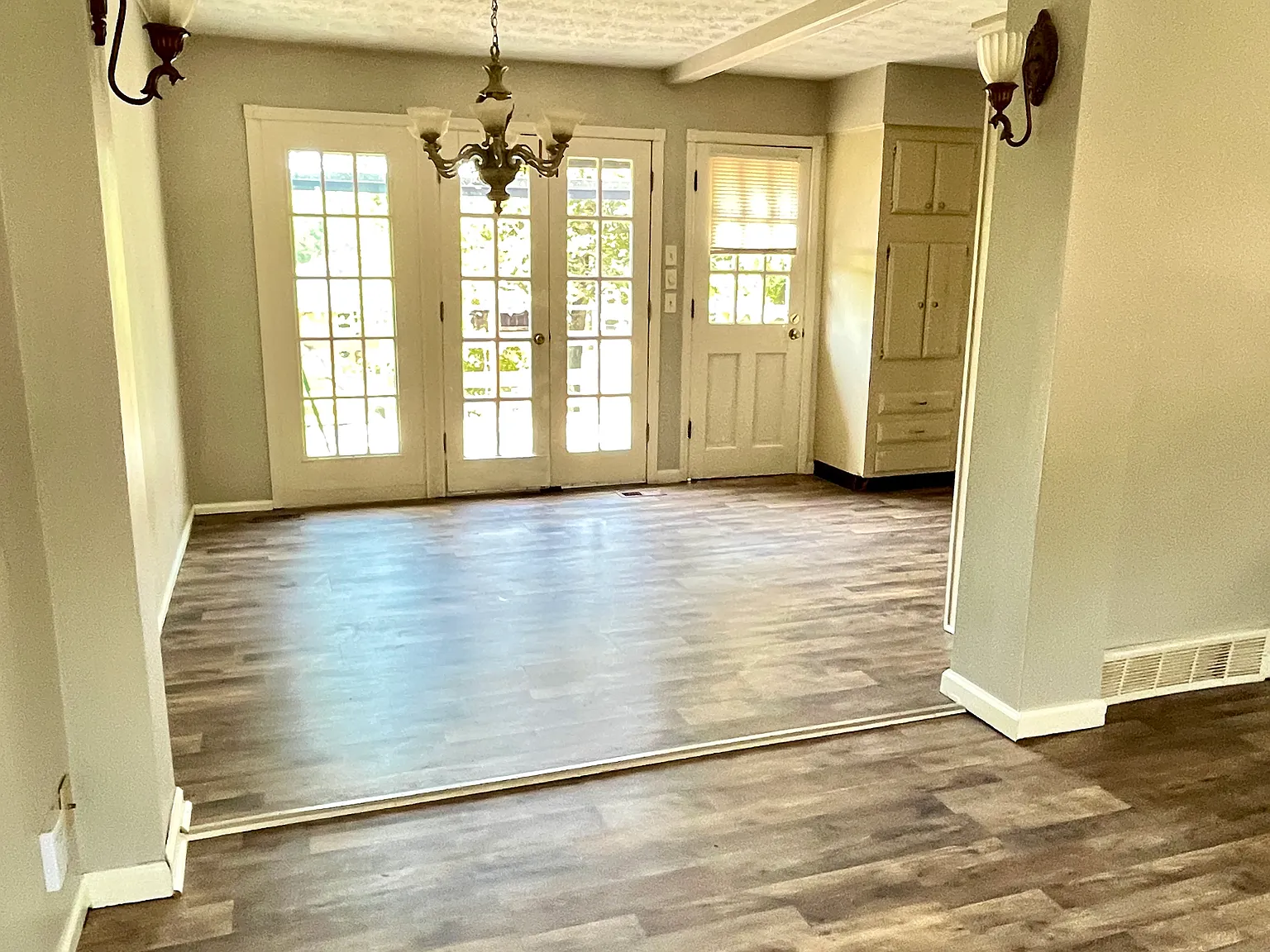 5 bed, 2.5 bath, 2500 sqft, $2,195 — Photo 3