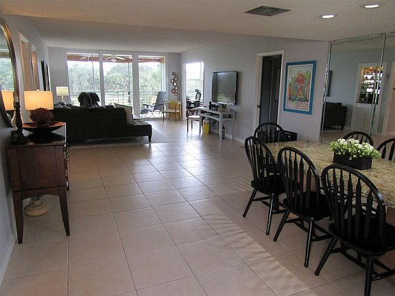 5th image of 3850 Oaks Clubhouse Drive #309