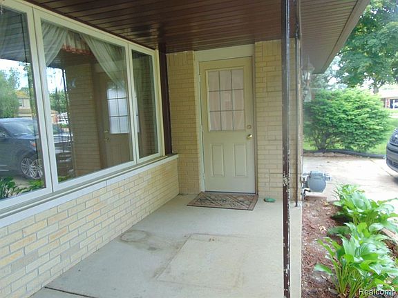 3rd image of 15739 Woodside St