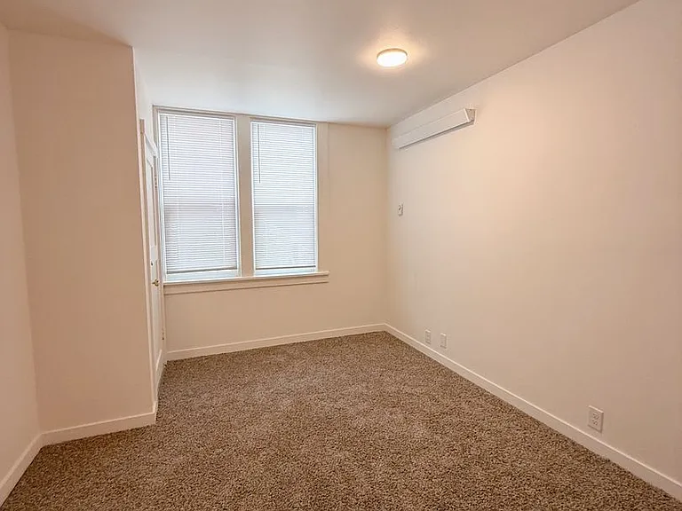315 E Laurel St — Photo 21