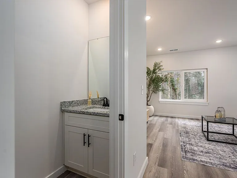 409 E 20th St #13 — Photo 6
