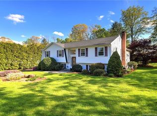 15 Mountain Edge Ct, Cheshire, CT 06410