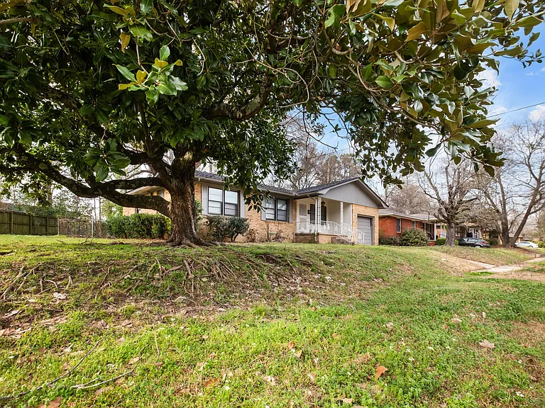 2335 Pleasant Dr — Photo 4