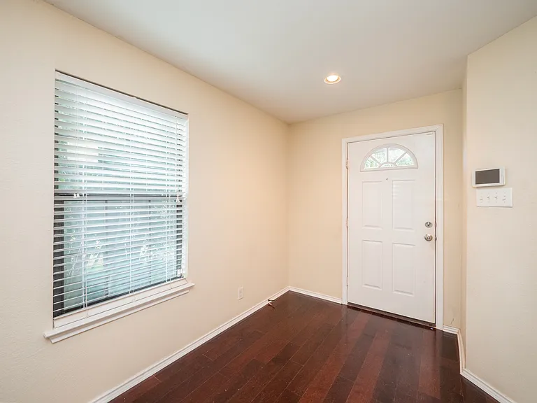 141 Clover Cv — Photo 3