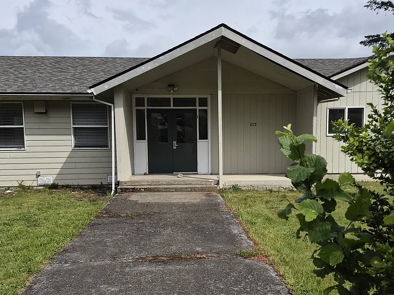 627 NE Forest Ln — Photo 2