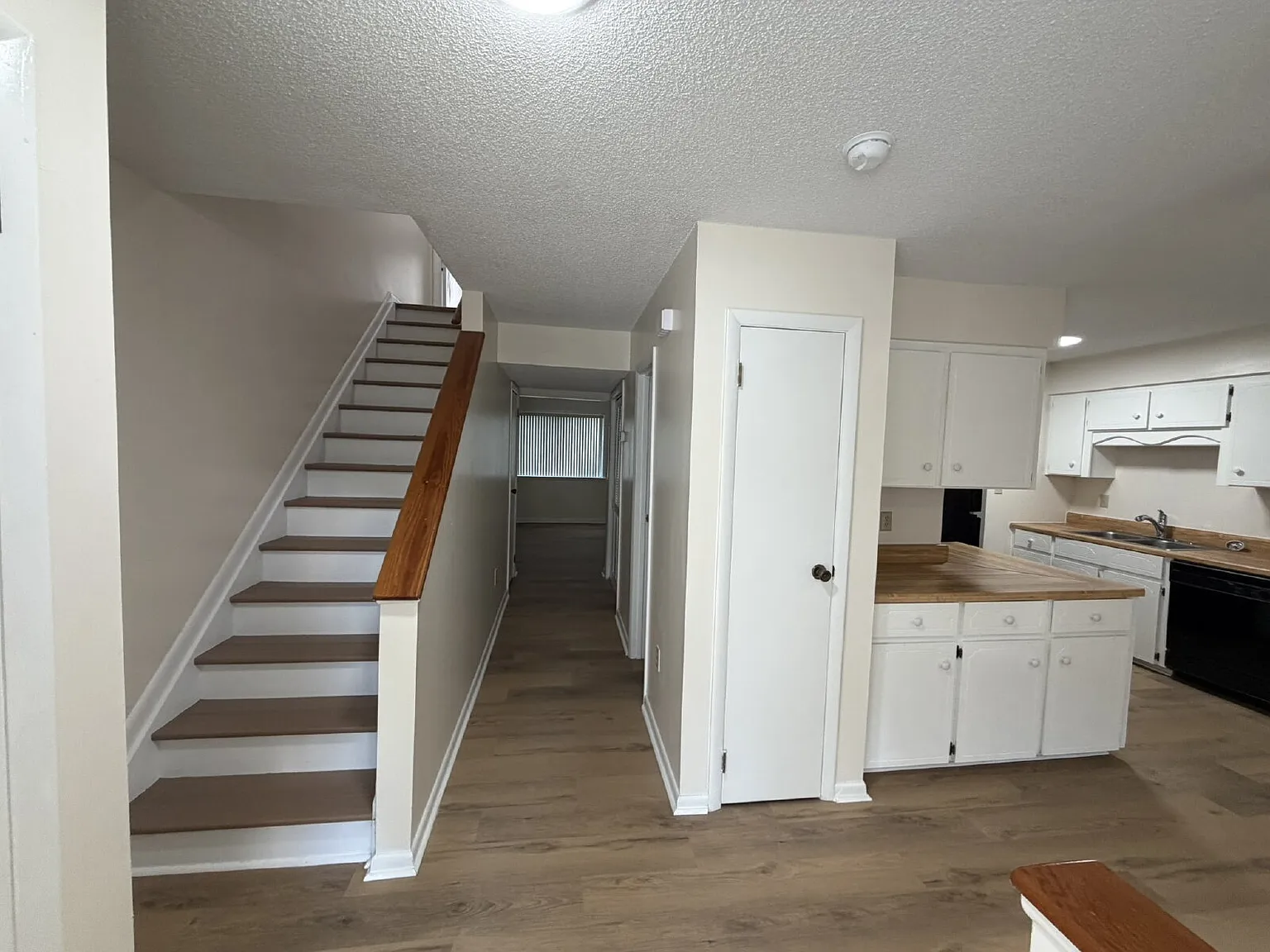 3 bed, 2.5 bath, 1428 sqft, $1,600 — Photo 2
