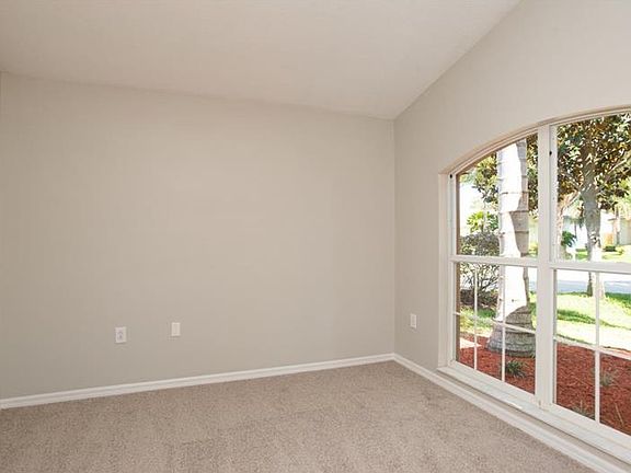 5th image of 2723 Villa Dr