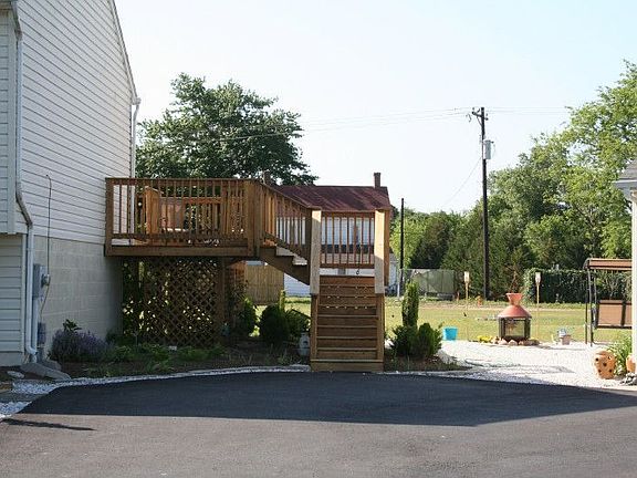 View of side deck and courtyard
